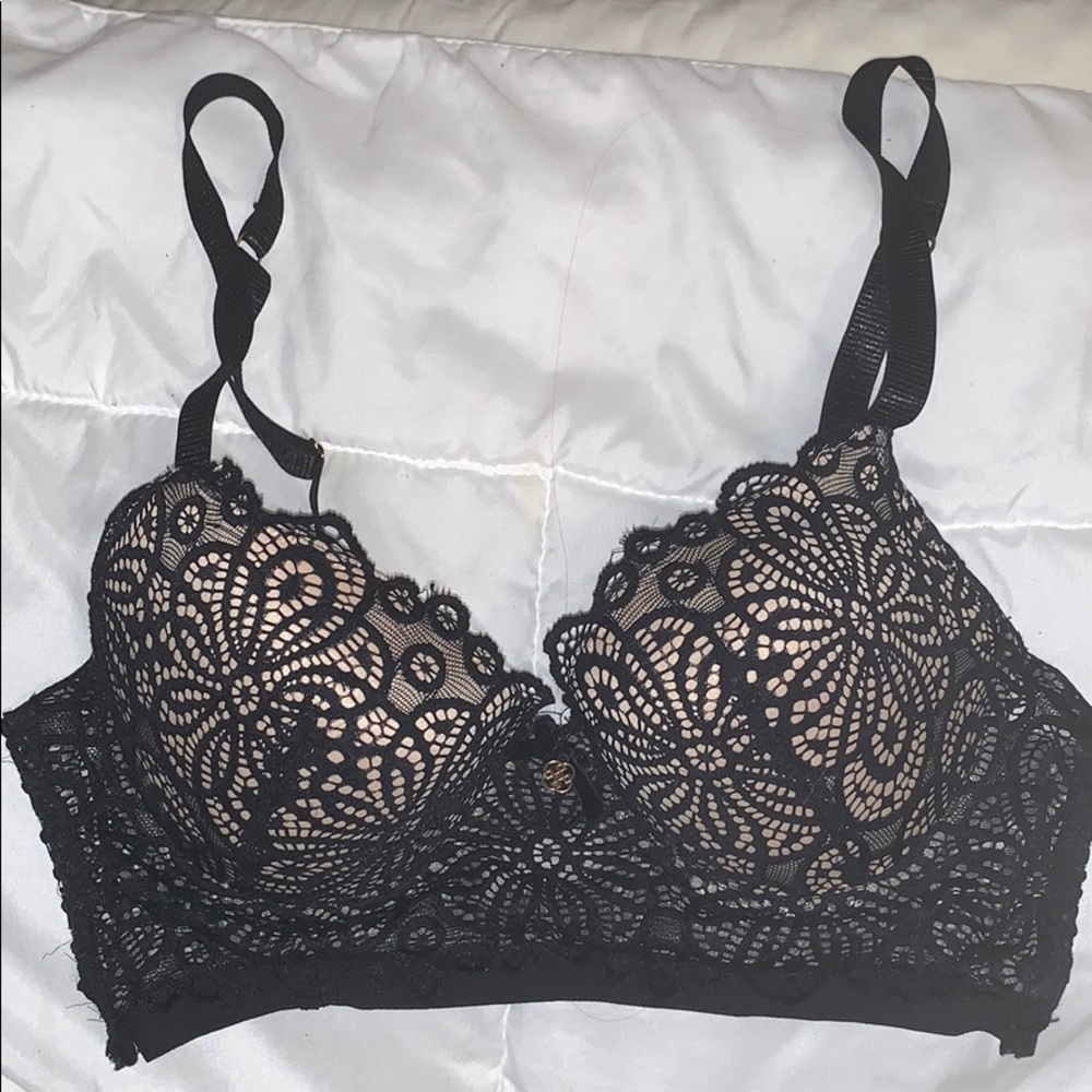 Likenew Black cut out floral bra daisy Fuentes 34c